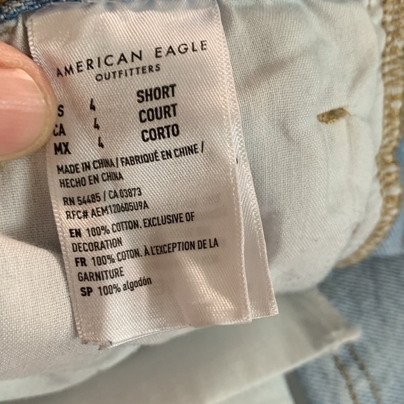 American Eagle “Mom Jean” Light Wash Distressed Busted Knee size 4Short - Picture 6 of 9